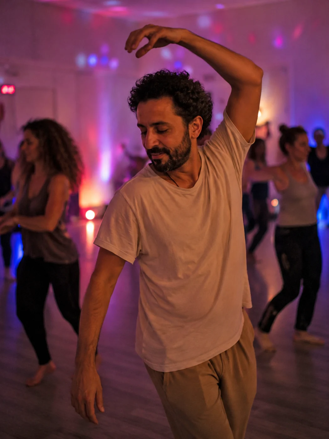 Un danseur improvise librement ses mouvements
